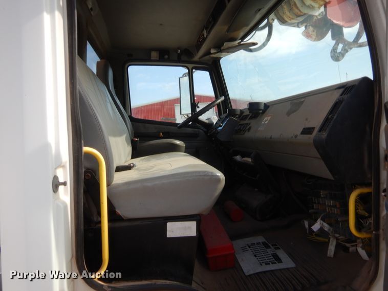 image for item IP9777 2002 Freightliner FL80  pressure digger derrick truck