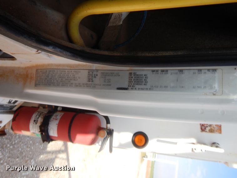 image for item IP9777 2002 Freightliner FL80  pressure digger derrick truck