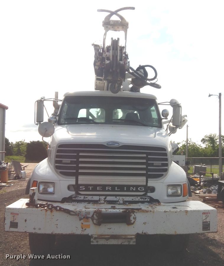 image for item IP9791 2009 Sterling L8500  digger derrick truck