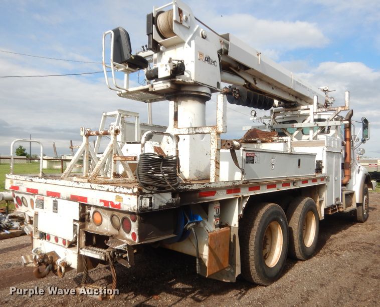 image for item IP9791 2009 Sterling L8500  digger derrick truck