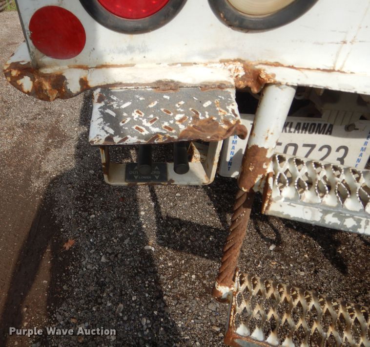 image for item IP9791 2009 Sterling L8500  digger derrick truck