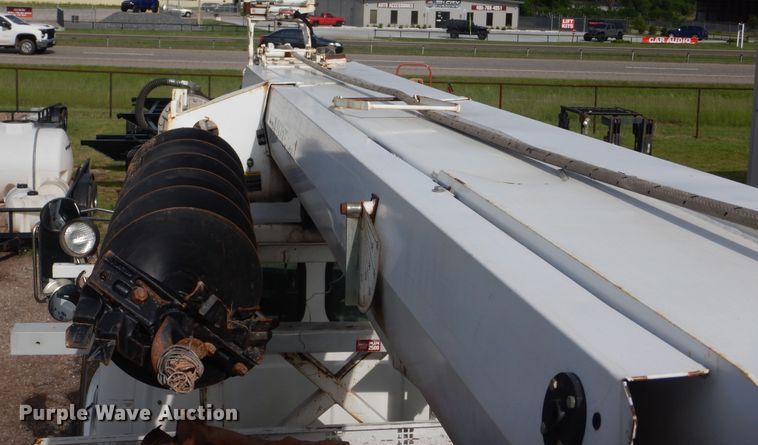 image for item IP9791 2009 Sterling L8500  digger derrick truck