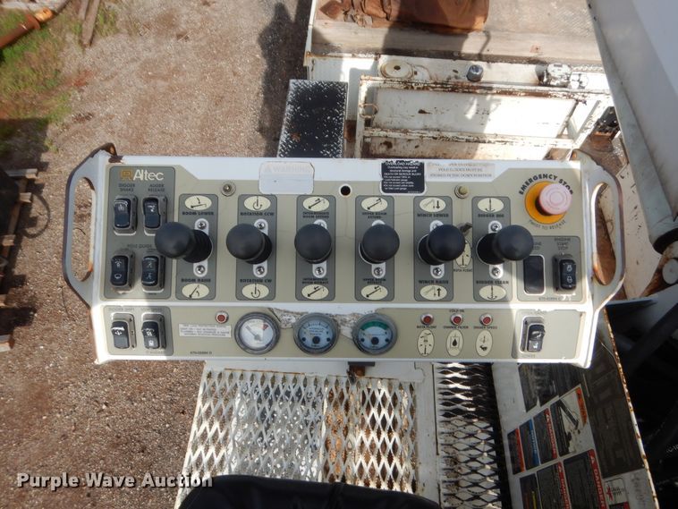 image for item IP9791 2009 Sterling L8500  digger derrick truck