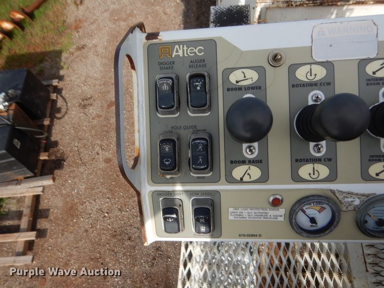 image for item IP9791 2009 Sterling L8500  digger derrick truck