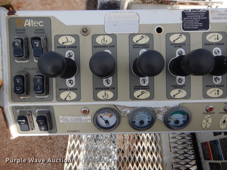 image for item IP9791 2009 Sterling L8500  digger derrick truck