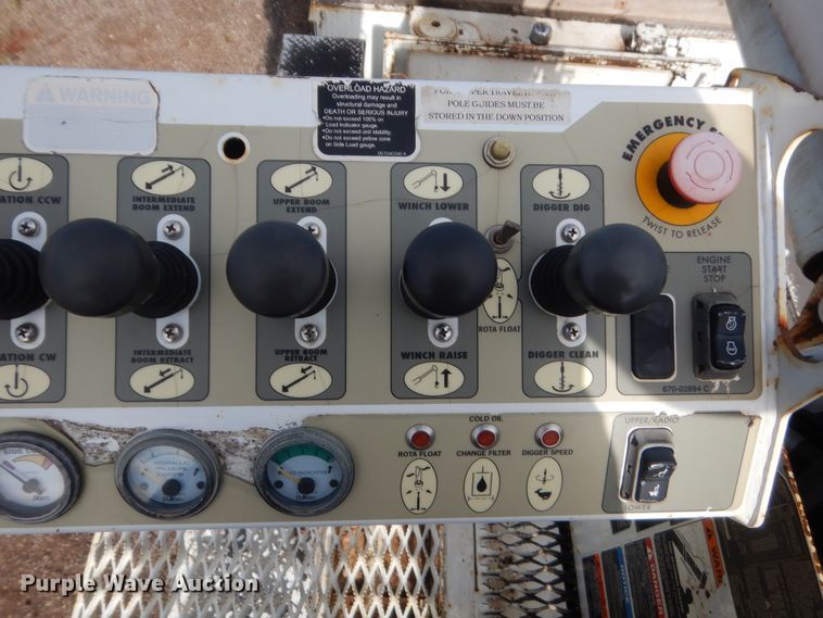 image for item IP9791 2009 Sterling L8500  digger derrick truck