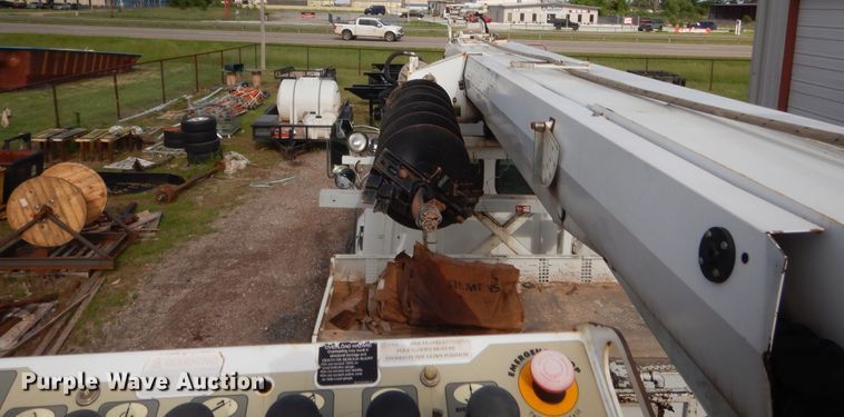 image for item IP9791 2009 Sterling L8500  digger derrick truck