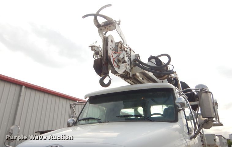 image for item IP9791 2009 Sterling L8500  digger derrick truck