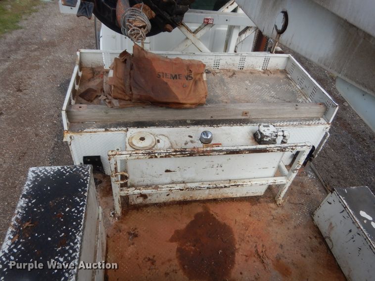 image for item IP9791 2009 Sterling L8500  digger derrick truck