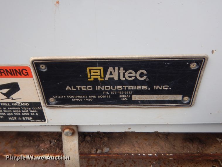 image for item IP9791 2009 Sterling L8500  digger derrick truck