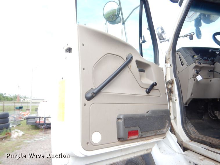 image for item IP9791 2009 Sterling L8500  digger derrick truck