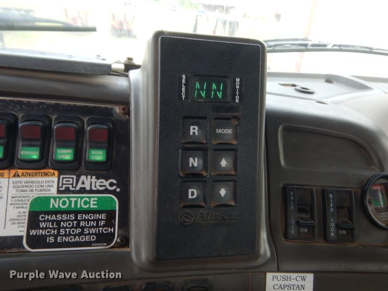 image for item IP9791 2009 Sterling L8500  digger derrick truck