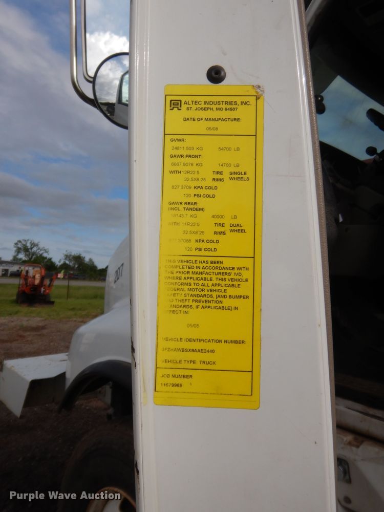 image for item IP9791 2009 Sterling L8500  digger derrick truck