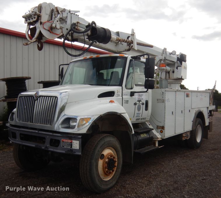 image for item IP9792 2006 International 7300  digger derrick truck