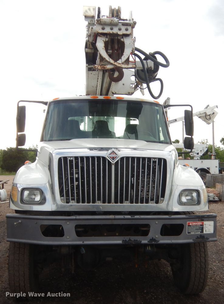 image for item IP9792 2006 International 7300  digger derrick truck