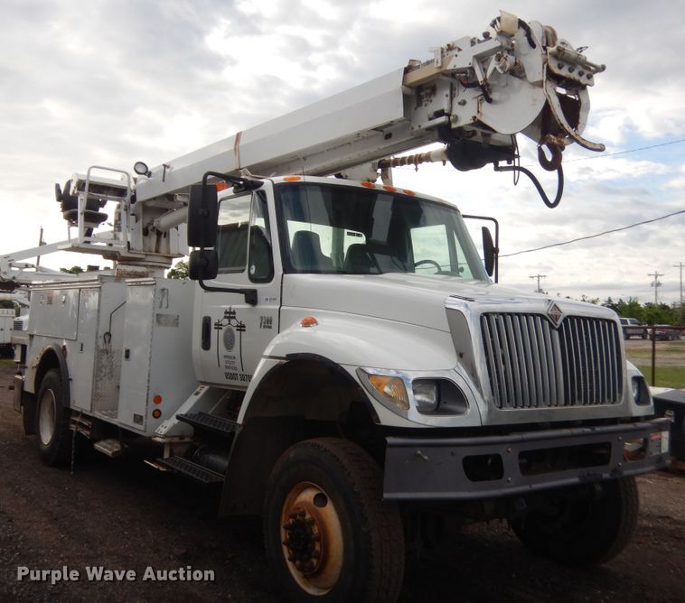 image for item IP9792 2006 International 7300  digger derrick truck