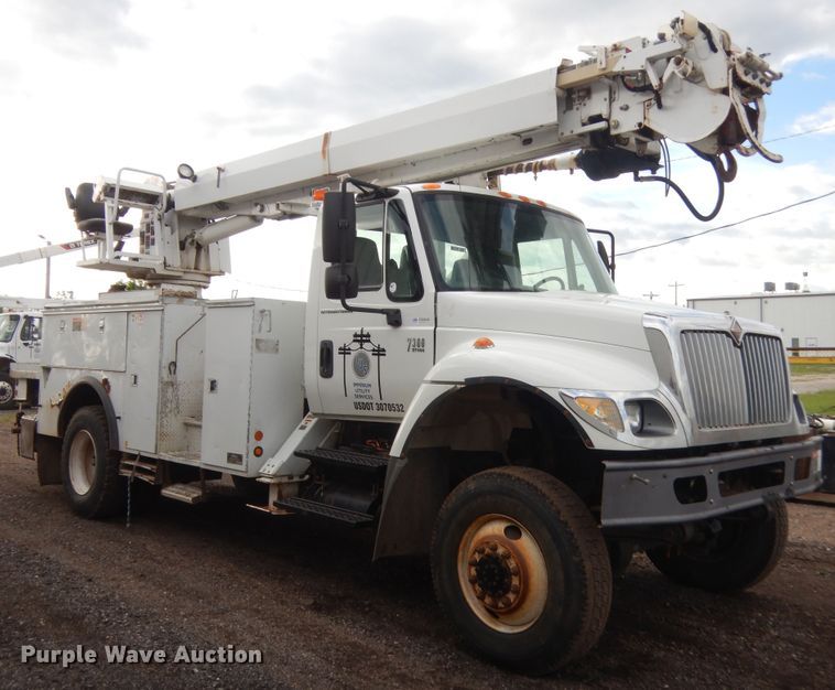 image for item IP9792 2006 International 7300  digger derrick truck