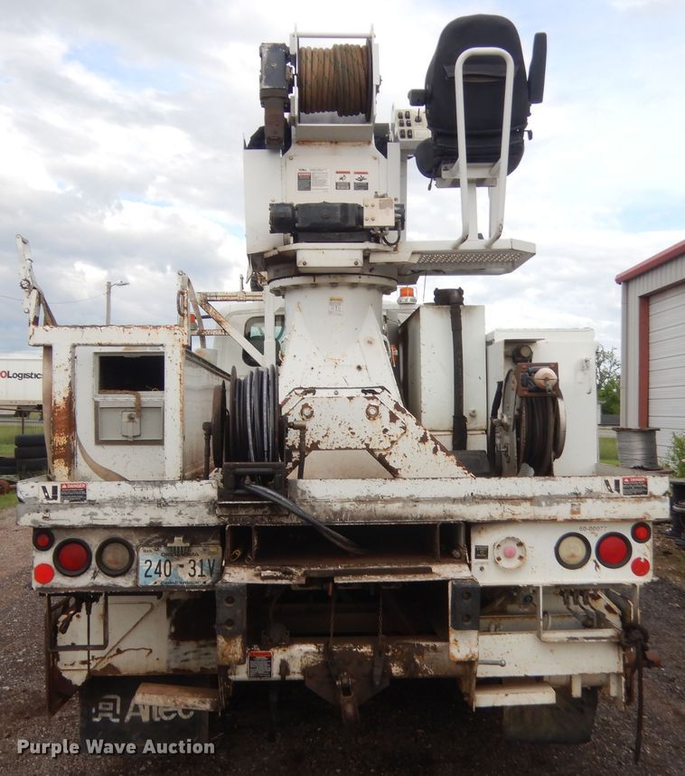 image for item IP9792 2006 International 7300  digger derrick truck