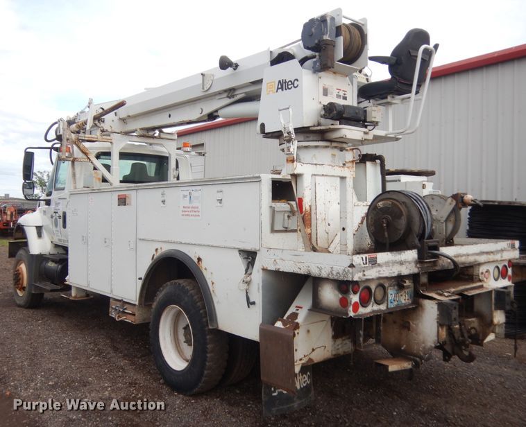 image for item IP9792 2006 International 7300  digger derrick truck