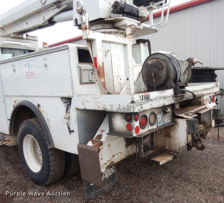 image for item IP9792 2006 International 7300  digger derrick truck