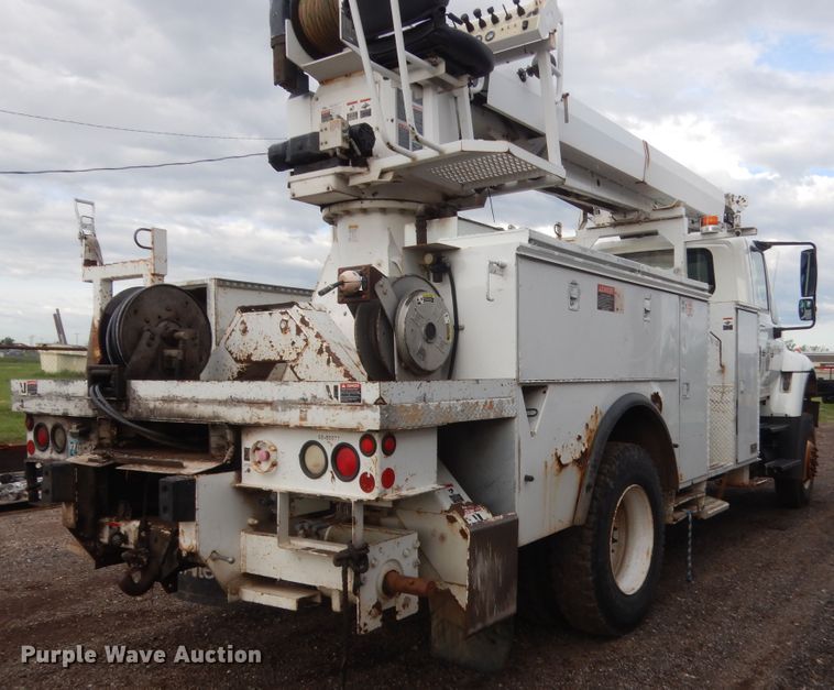 image for item IP9792 2006 International 7300  digger derrick truck