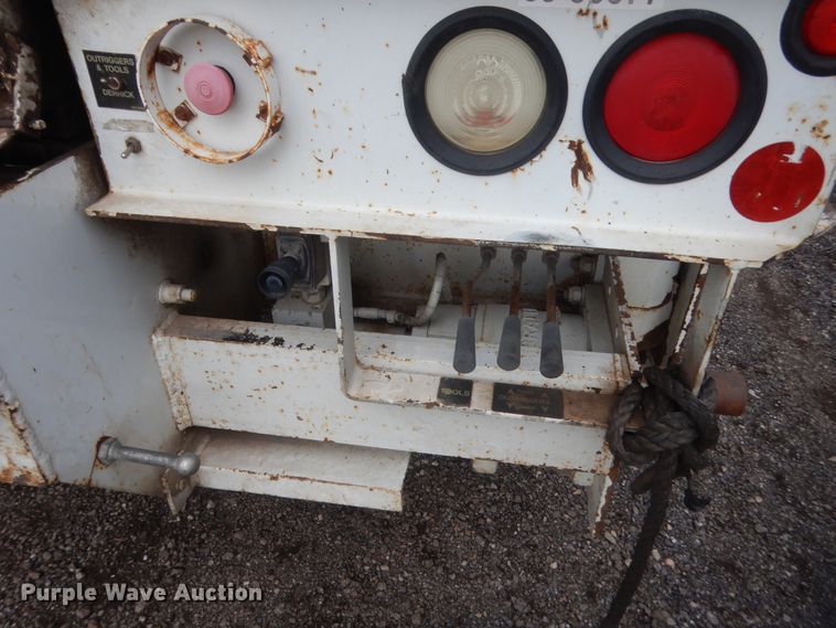 image for item IP9792 2006 International 7300  digger derrick truck