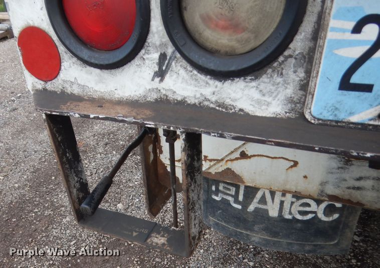 image for item IP9792 2006 International 7300  digger derrick truck