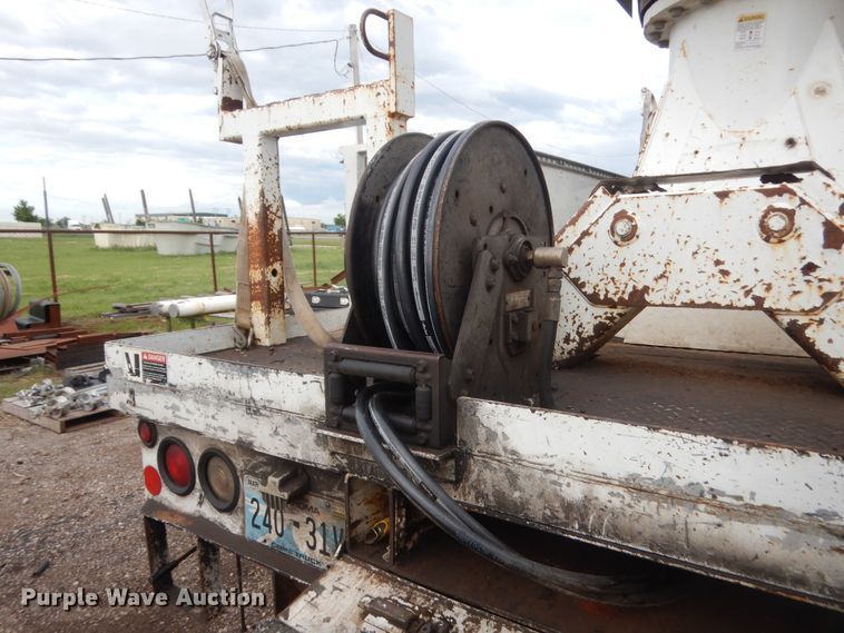 image for item IP9792 2006 International 7300  digger derrick truck