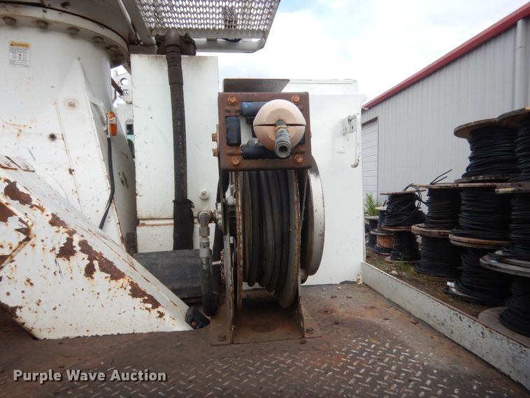 image for item IP9792 2006 International 7300  digger derrick truck