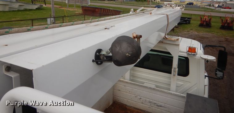 image for item IP9792 2006 International 7300  digger derrick truck