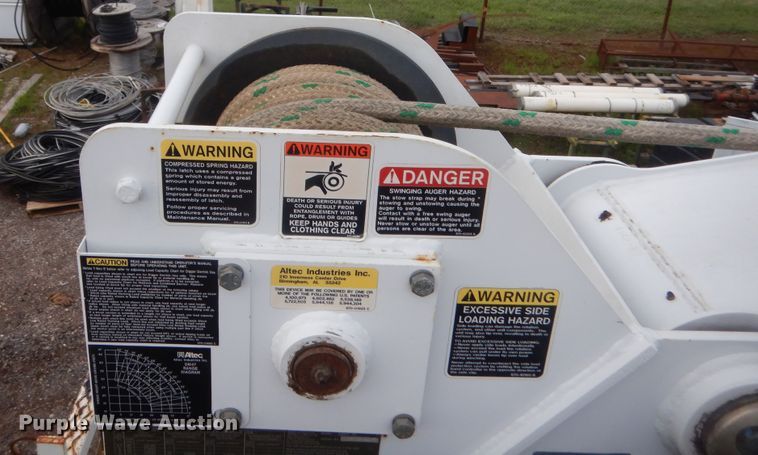 image for item IP9792 2006 International 7300  digger derrick truck