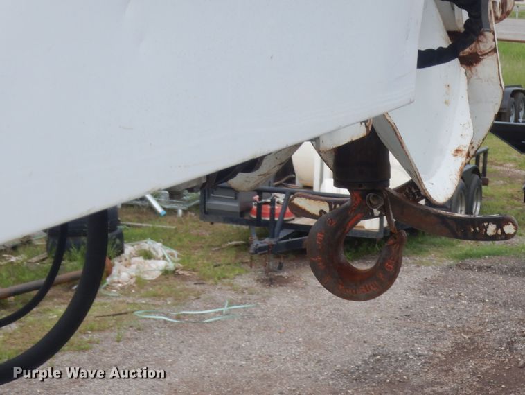 image for item IP9792 2006 International 7300  digger derrick truck