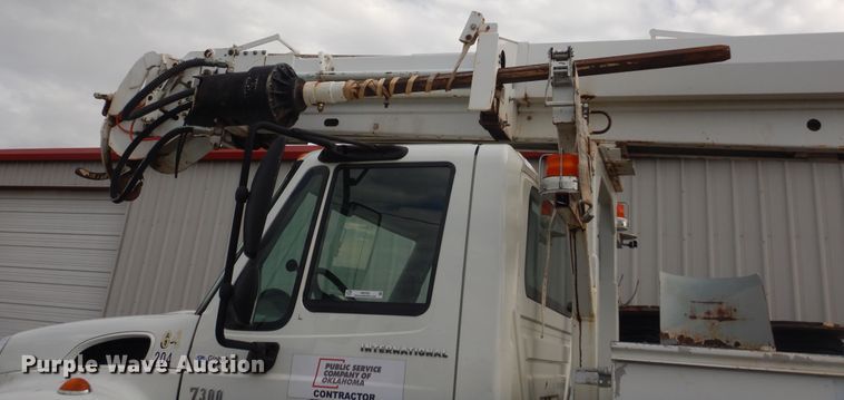 image for item IP9792 2006 International 7300  digger derrick truck