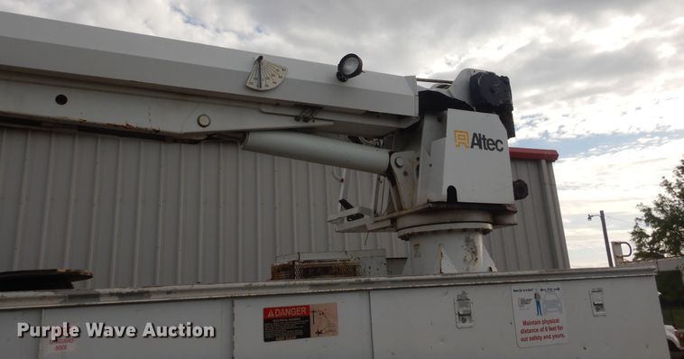 image for item IP9792 2006 International 7300  digger derrick truck