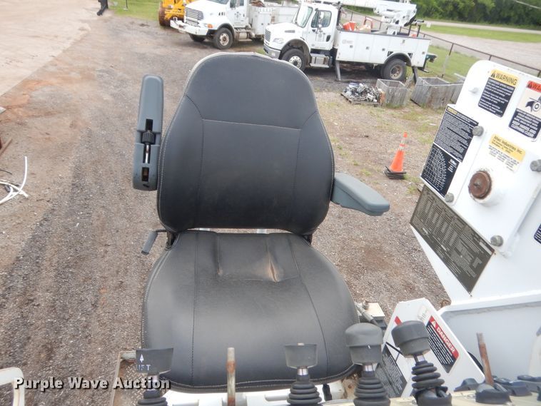 image for item IP9792 2006 International 7300  digger derrick truck