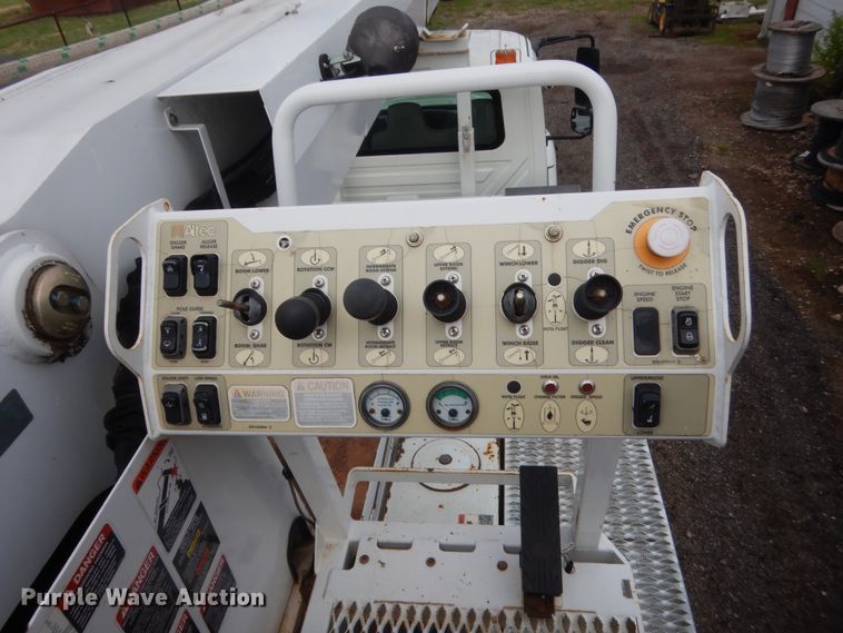 image for item IP9792 2006 International 7300  digger derrick truck