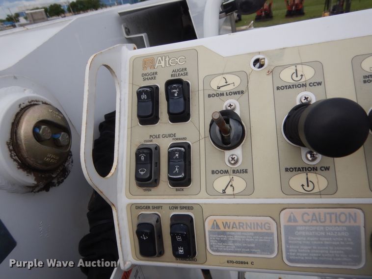 image for item IP9792 2006 International 7300  digger derrick truck