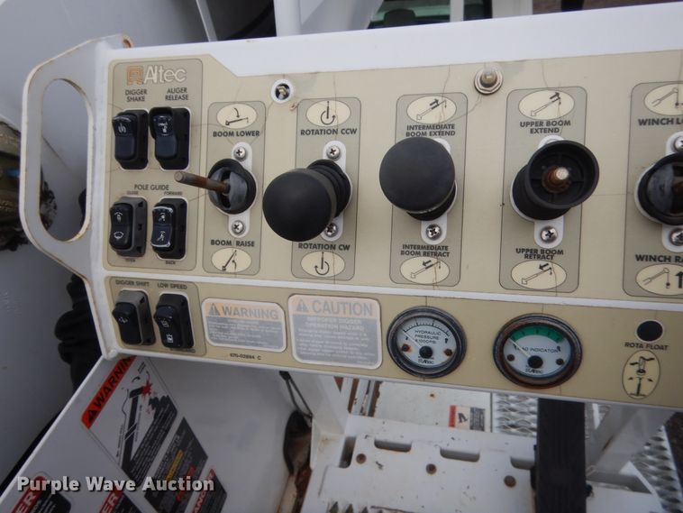 image for item IP9792 2006 International 7300  digger derrick truck