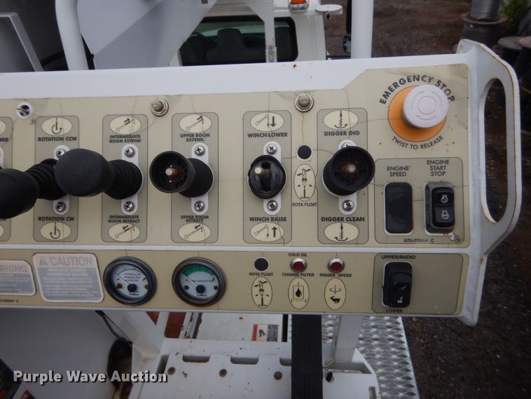 image for item IP9792 2006 International 7300  digger derrick truck