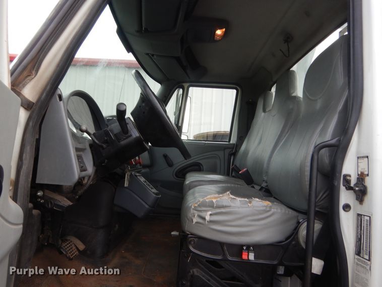 image for item IP9792 2006 International 7300  digger derrick truck