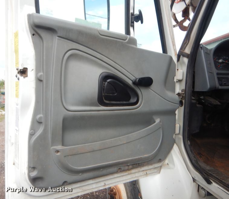 image for item IP9792 2006 International 7300  digger derrick truck