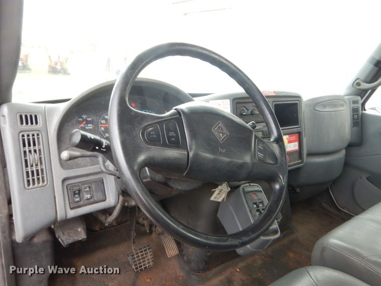 image for item IP9792 2006 International 7300  digger derrick truck