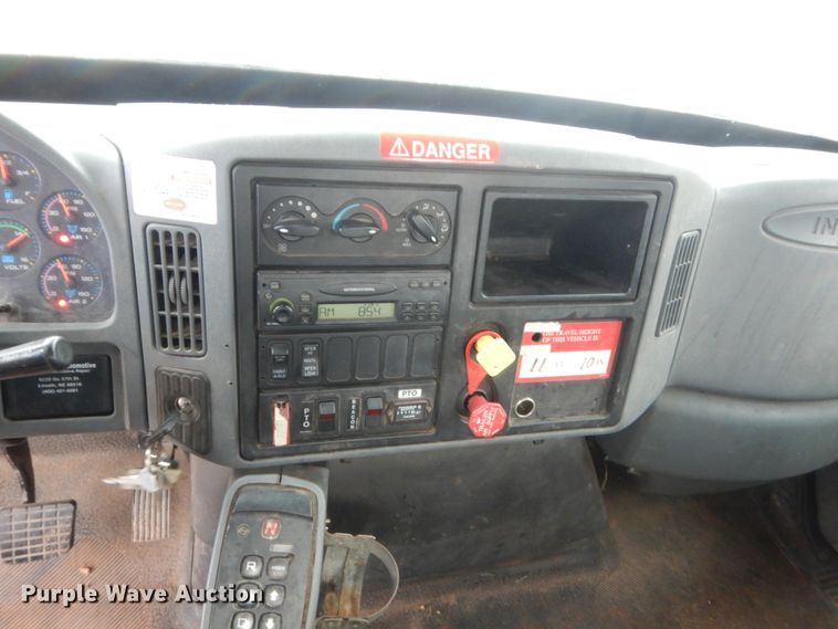 image for item IP9792 2006 International 7300  digger derrick truck