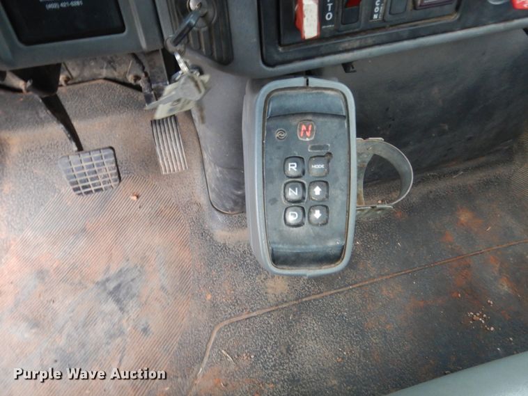 image for item IP9792 2006 International 7300  digger derrick truck