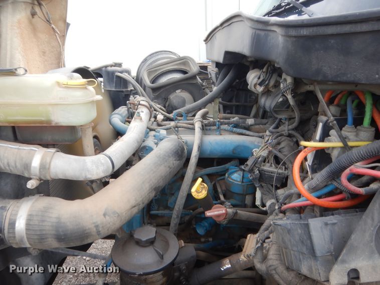 image for item IP9792 2006 International 7300  digger derrick truck