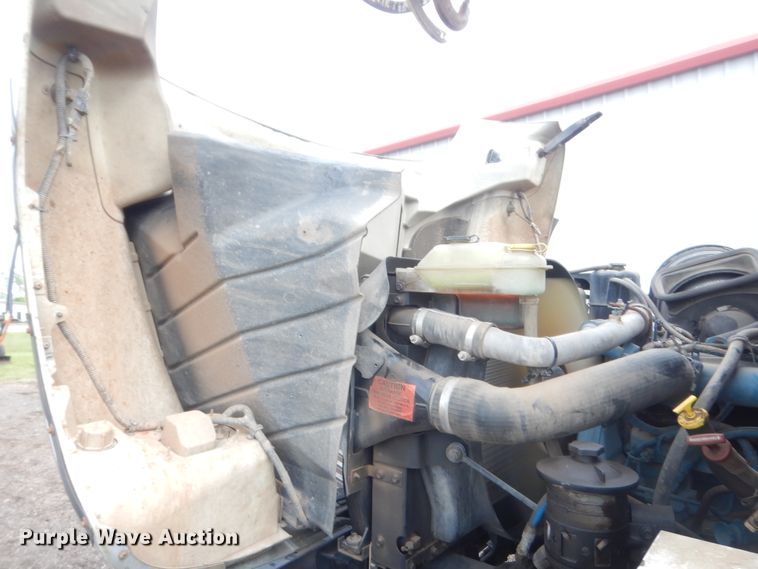 image for item IP9792 2006 International 7300  digger derrick truck