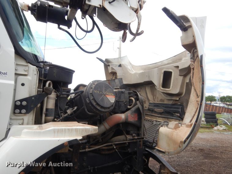 image for item IP9792 2006 International 7300  digger derrick truck