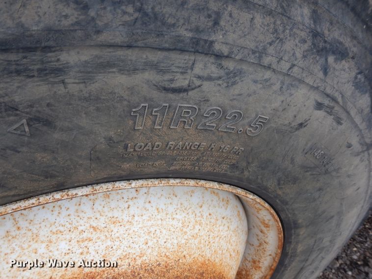 image for item IP9792 2006 International 7300  digger derrick truck