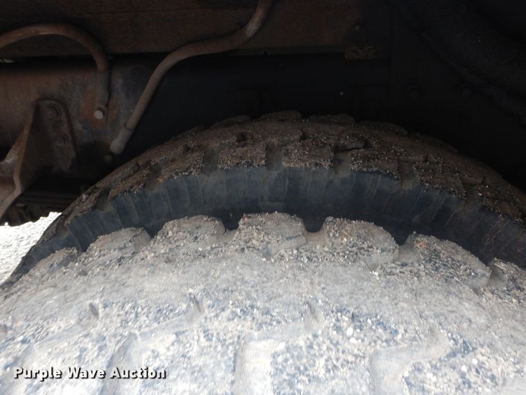 image for item IP9792 2006 International 7300  digger derrick truck