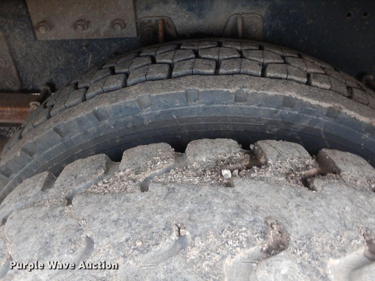 image for item IP9792 2006 International 7300  digger derrick truck